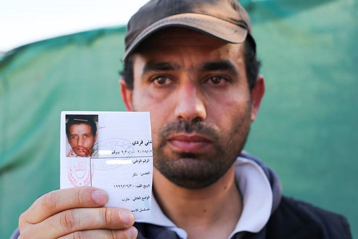 Un refugiat se zbate sa-si salveze fratele impuscat in cap de un lunetist. Drama lui a impresionat sute de mii de oameni