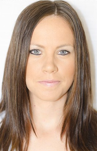 Dovada ca machiajul iti poate schimba radical infatisarea. Cum arata aceasta femeie dupa ce este machiata corect