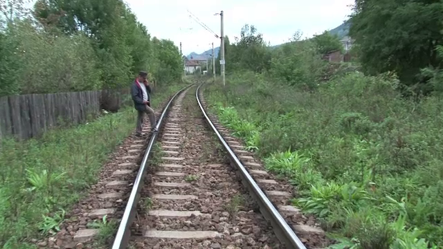 Femeia care a sarit in fata trenului cu fiul ei in brate incepe consilierea psihologica. In ce stare se afla copilul