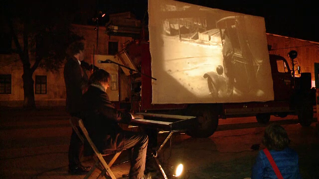O masina de pompieri veche de 55 de ani, transformata intr-un cinematograf in aer liber. "Wanderkino" a ajuns in Timisoara