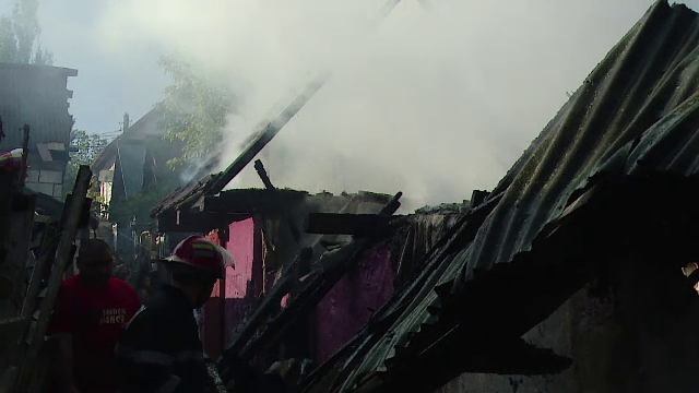 Doua case au ars intr-un cartier din Targu Mures. Incendiul ar fi pornit de la o soba cu lemne