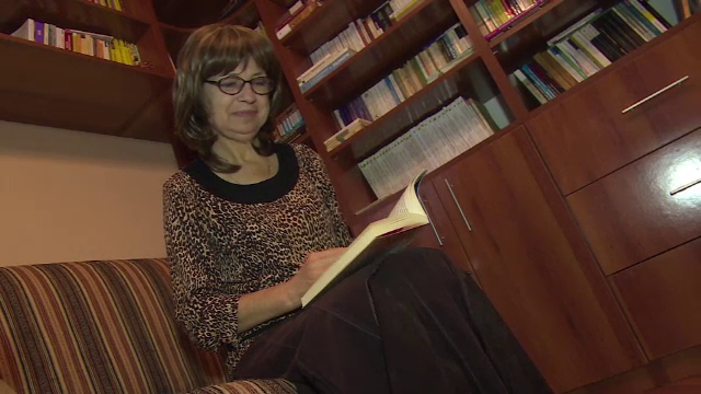 Elevii unui liceu din Ploiesti vor sa-si salveze profesoara bolnava de cancer. Cum ajuta familia sa adune bani de tratament