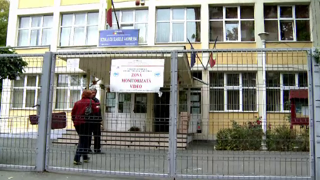 Profesorul de sport din Bucuresti a recunoscut ca a fotografiat eleve de opt ani in toaleta. Cum si-a explicat gestul