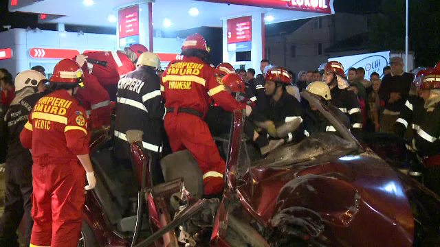 Patru persoane, la un pas de moarte, dupa ce soferul a pierdut controlul si a intrat cu masina in stalp. Ce viteza avea