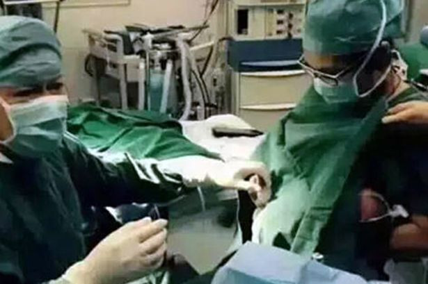 Gestul facut de o asistenta medicala in sala de operatie i-a facut pe medici sa o aplaude. Cum a calmat bebelusul. FOTO