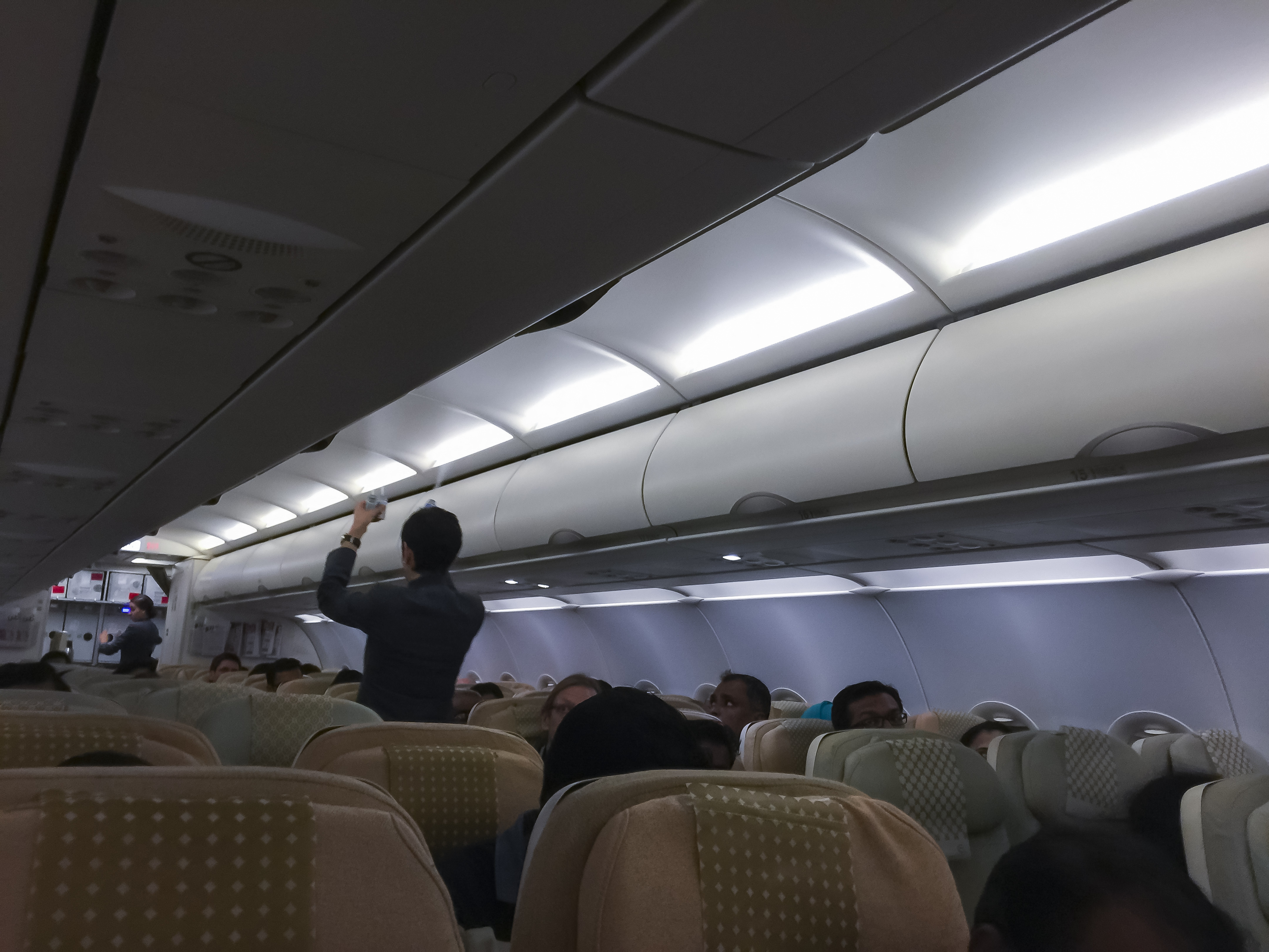 O insotitoare de zbor isi rotunjea veniturile intretinand relatii sexuale cu pasagerii. Cati bani a castigat in 2 ani