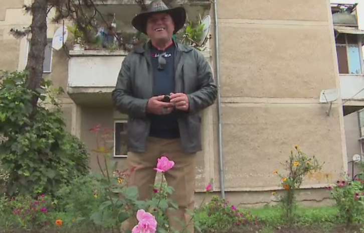 Pensionarul care da culoare orasului sau. Cum vrea Primaria sa-l recompenseze dupa ce a plantat mii de flori pe cheltuiala sa