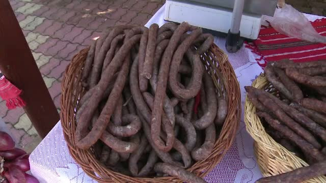 Sute de pofticiosi, la Festivalul carnatilor de Plescoi. Alex Dima le-a oferit celor prezenti un gulas de Masterchef