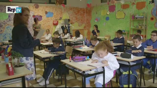 Limba romana, studiata intr-o gradinita si o scoala din Italia. Parintii elevilor straini sunt nemultumiti de programa