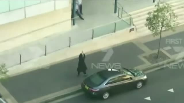 Politist australian, impuscat mortal de un tanar de 15 ani, in fata sectie de politie. Ce a strigat inainte sa traga