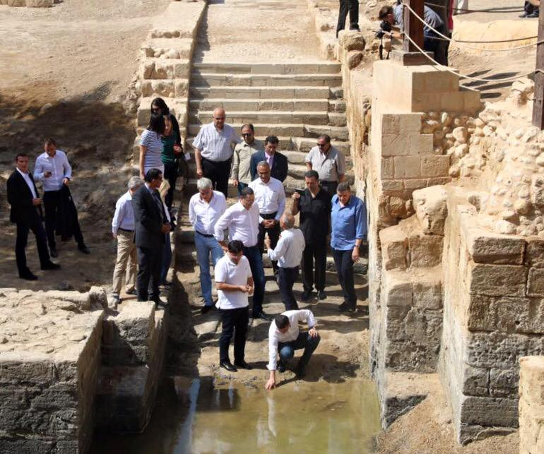 Victor Ponta a vizitat raul Iordan. Raspunsul dat de premier cand a fost intrebat daca "s-a botezat in apele Iordanului"