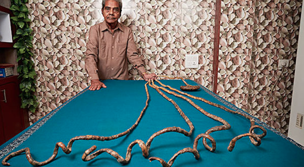 Barbatul cu cele mai lungi unghii din lume: nu si le-a mai taiat de 62 de ani si a intrat in Cartea Recordurilor. FOTO