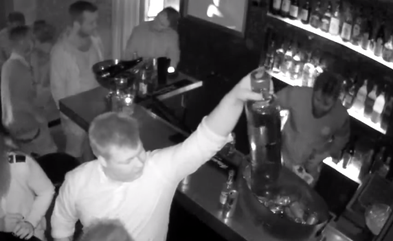 Acest tanar a spart o sticla de vodca care costa 1000 de euro. Gestul pe care l-a facut imediat dupa i-a uimit pe prieteni