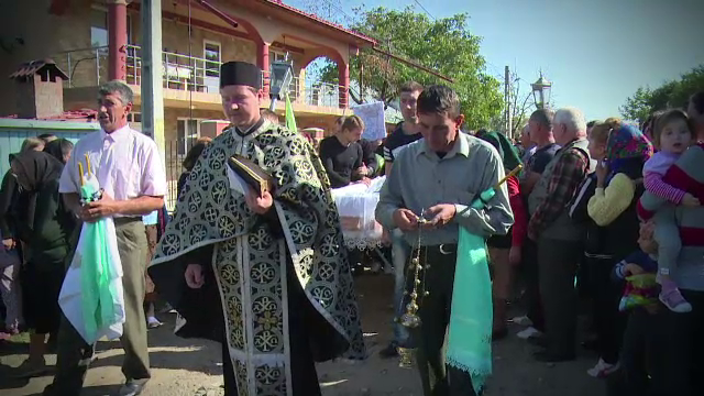Femeia din Vaslui, ucisa de sotul ei, a fost inmormantata. Fiica ei este inca in spital si n-a apucat sa isi ia ramas bun