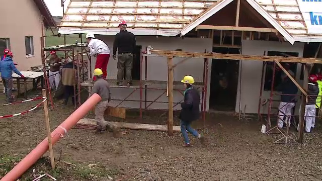 33 de manageri europeni construiesc case pentru familii nevoiase, in Cluj. "Este mult mai bine decat in birou"