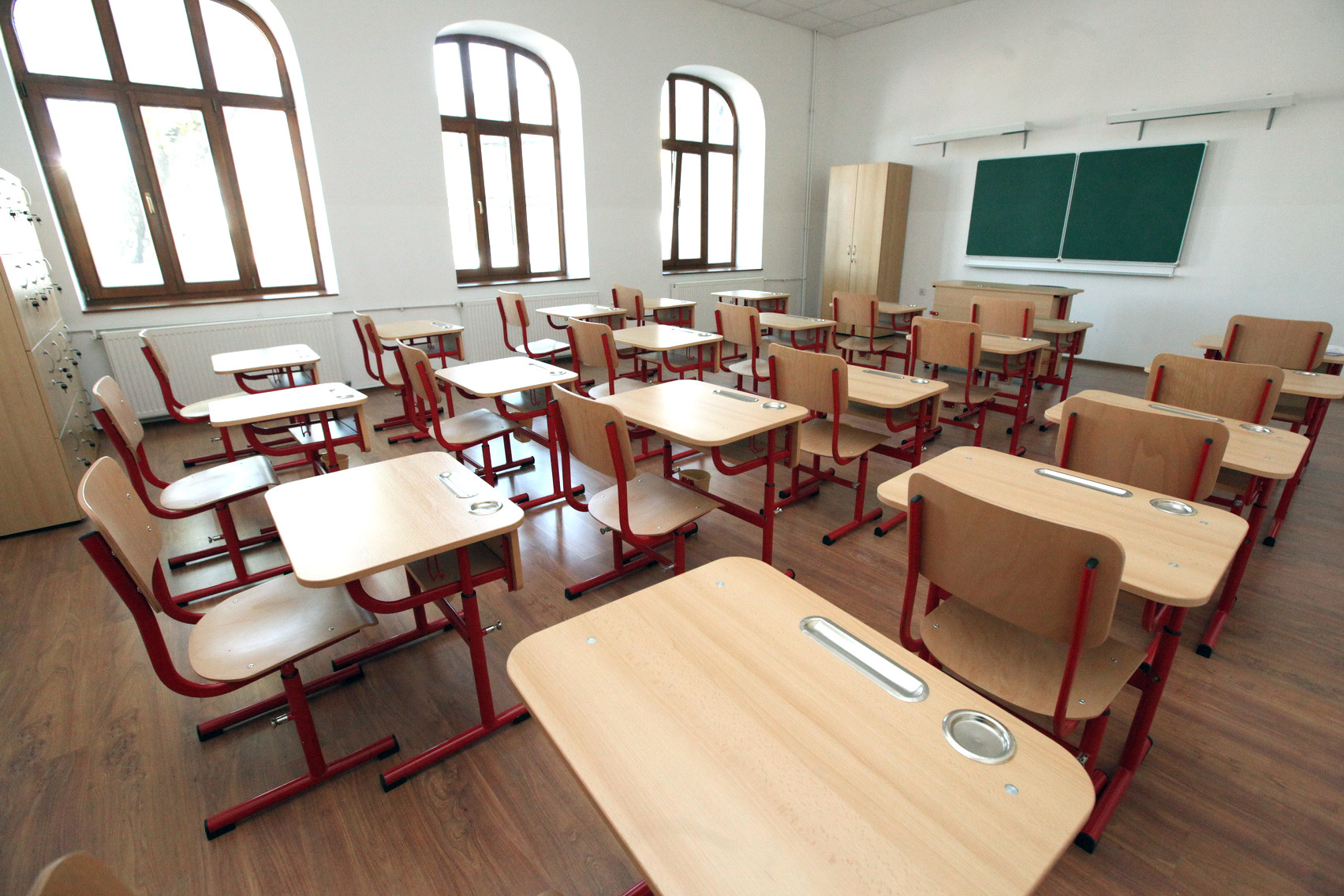 "O sa-ti ofer o viata buna, pe termen lung". Ce avansuri ii facea profesorul din Lugoj elevei de 14 ani care l-a inregistrat