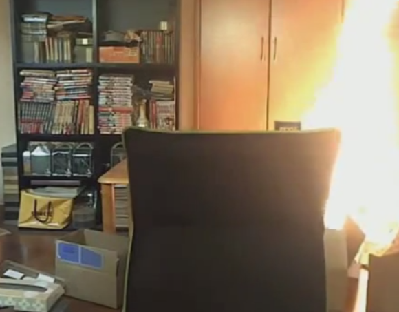 Momentul in care un barbat si-a dat foc din greseala la apartament, in direct pe YouTube. Incendiul urias pe care l-a cauzat