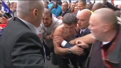 Doi directori Air France, atacati de angajatii companiei dupa ce au anuntat un val de concedieri. "Erau la un pas de linsaj"