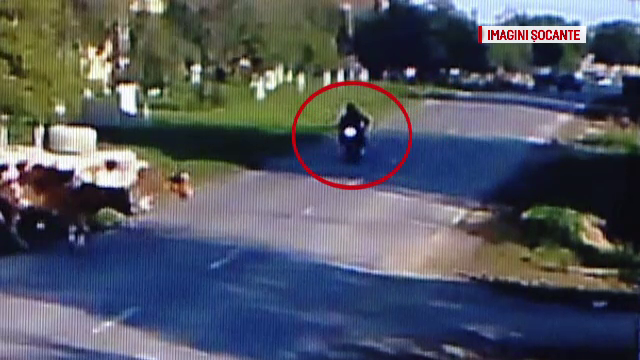 Un motociclist a intrat in plin intr-o cireada de vaci. Accidentul, surprins camerele de supraveghere