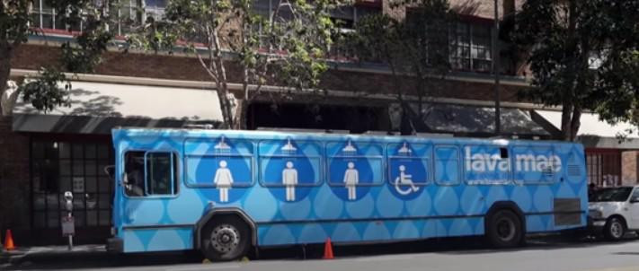 Orasul in care oamenii strazii fac dus in autobuze. Cum au reactionat localnicii. VIDEO