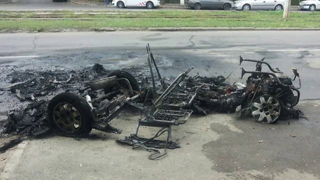 O masina de tip microcar s-a facut scrum in plina strada. Soferul s-a salvat in ultimul moment