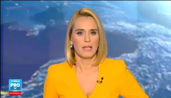 Imagini emotionante la 12 metri inaltime. Pompierii din Tecuci au salvat un porumbel prins in acoperisul unei scoli