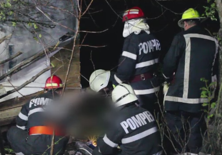 Un barbat din Cluj a murit strivit de o cabana, in timp ce lucra la consolidarea ei. Cum l-au scos pompierii