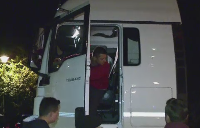 Soferul unei cisterne, blocat pe o strada din Cluj-Napoca dupa ce s-a lasat ghidat de GPS. Cum a reusit sa iasa din "capcana"