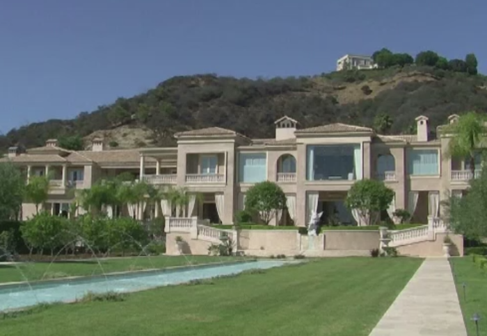 Resedinta de 149 de milioane de dolari din Beverly Hills. Cui apartine palatul cu sala de cinema si club de noapte