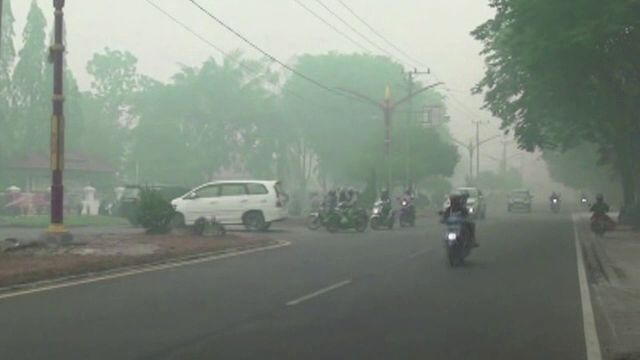 Orase din Indonezia, acoperite de un fum gros, din cauza incendiilor de vegetatie. Efectul fenomenului asupra populatiei