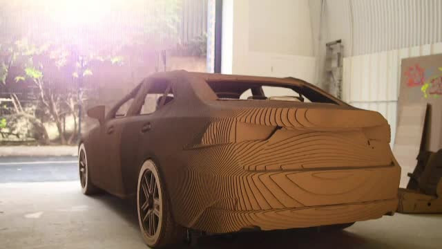 Inginerii britanici au construit prima "masina origami" din lume. Este facuta numai din foi de carton, taiate cu laserul