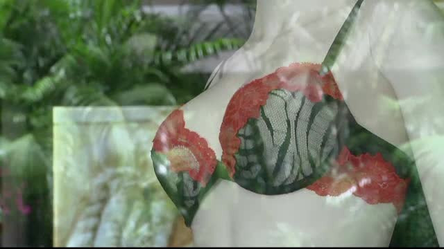 De ce se lasa filmate femeile intr-un magazin din Hong Kong, in timp ce probeaza sutiene: "Forma se mai schimba, nu?"