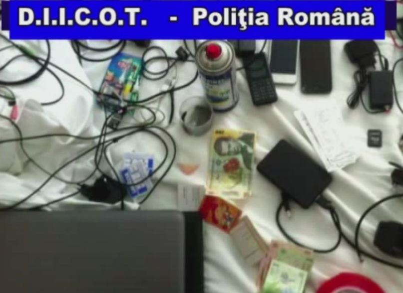 "Laboratorul informatic" detinut de 3 bulgari cazati in Sinaia, unde au montat dispozitive de copiere a datelor de pe carduri