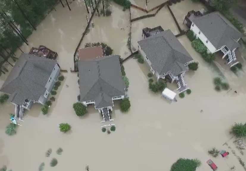 Urmarile devastatoare ale inundatiilor din Carolina de Sud: sicrie scoase la suprafata de apa si case pradate de hoti