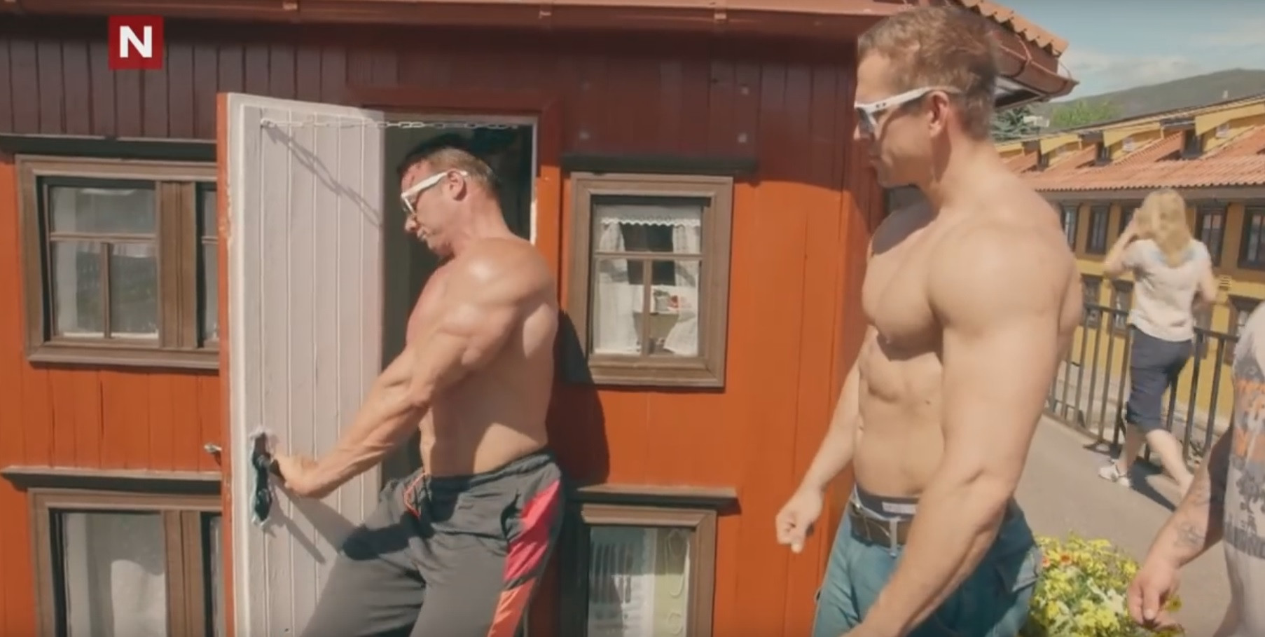 1.000.000 de oameni s-au uitat deja la aceste imagini! Ce se intampla cand un colos merge intr-un oras cu case mici