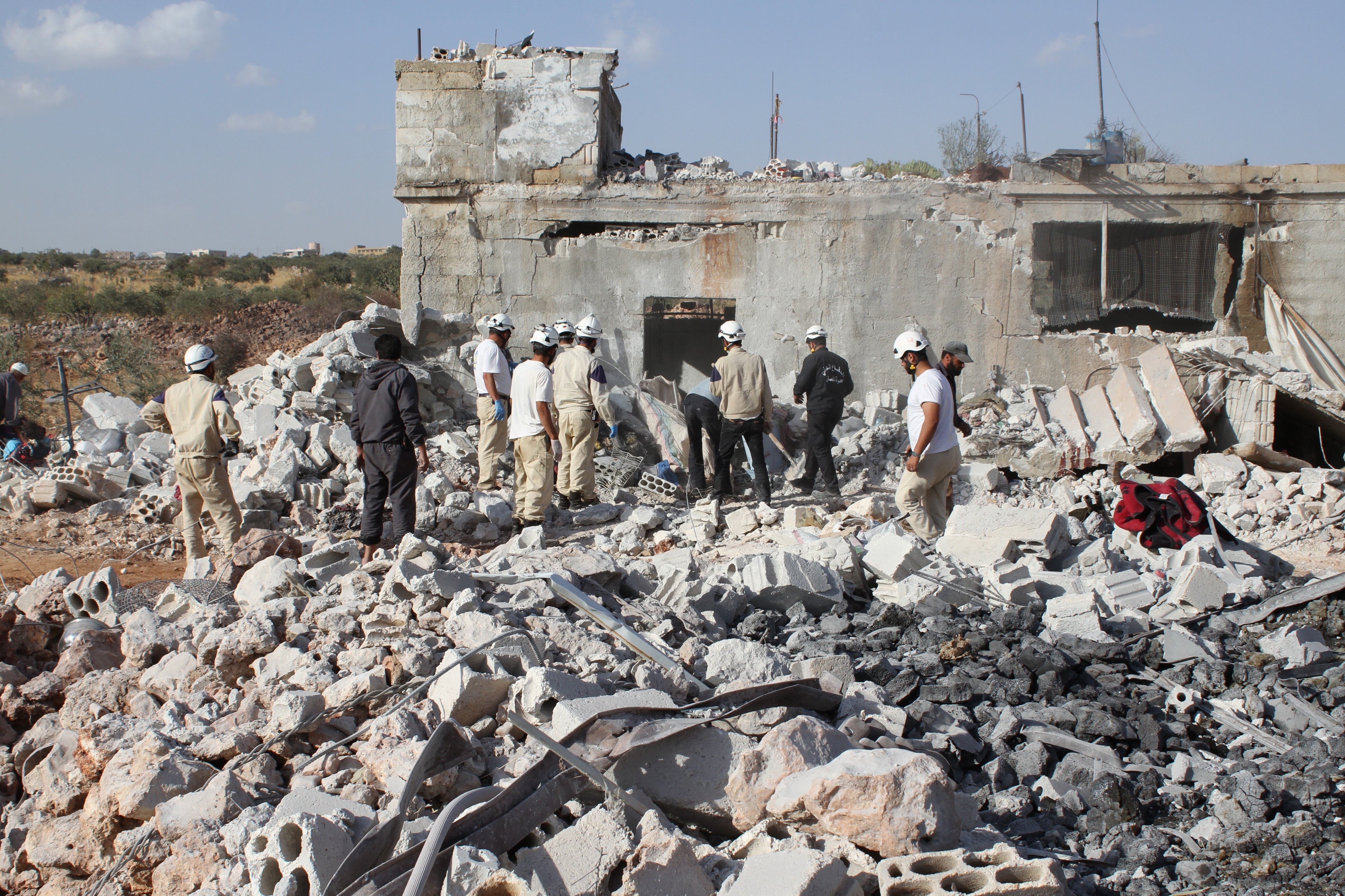 16 morti in trei atentate asupra unor restaurante din nord-estul Siriei. Atacurile au fost revendicate de Statul Islamic