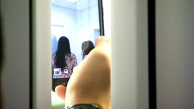 Ce risca profesorul care si-ar fi fotografiat elevele in toaleta. Barbatul a explicat comisiei de ce a comis acest gest