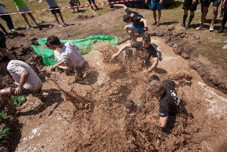 Ultimate Mudness - cursa cu obstacole si noroi de Ziua Armatei Romane la Cluj-Napoca