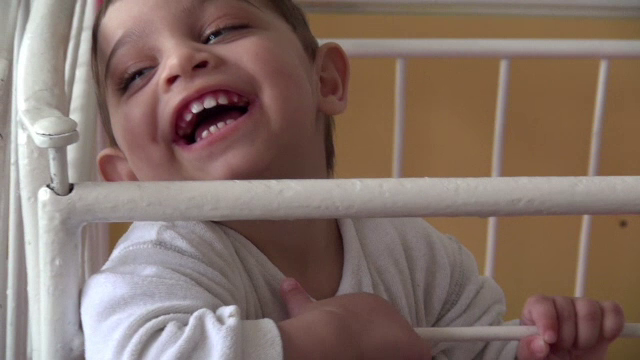 Maternitatile din tara s-au umplut de copii pe care nu ii vrea nimeni. Problemele care le imping pe mame catre abandon