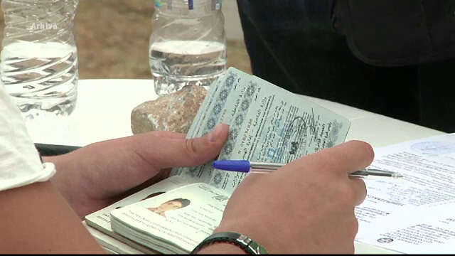 Buletine si pasapoarte false pentru imigranti, gasite la Serviciul de Evidenta a Populatiei Dambovita