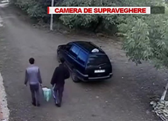Ce au facut doi tineri dupa ce au vazut ca un taxi are un geam deschis. Au fost filmati de o camera de supraveghere. VIDEO
