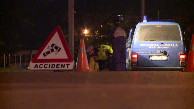 Sfarsit tragic pentru un motociclist din Bucuresti. Barbatul a pierdut controlul ghidonului si a ajuns cu rotile sub un taxi