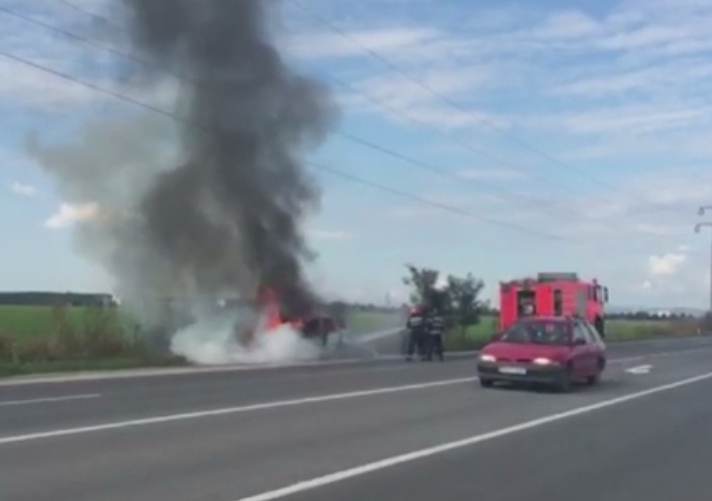 Panica pentru un sofer a carui masina a luat foc la scurt timp dupa ce a facut plinul. De la ce a pornit incendiul