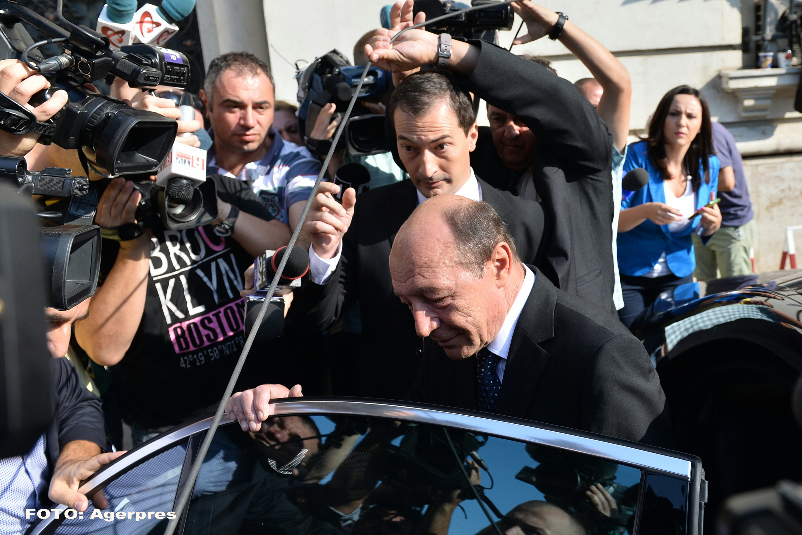 Ancheta in dosarul rapirii ziaristilor in Irak ar putea fi redeschisa. Basescu: "Sunt un fost presedinte destul de hartuit"