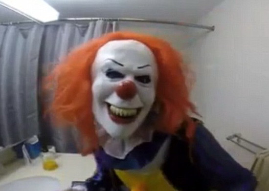 Farsa pusa la cale de o tanara pentru fratele ei. Cum a reactionat acesta cand a vazut-o deghizata in clovn malefic, in baie