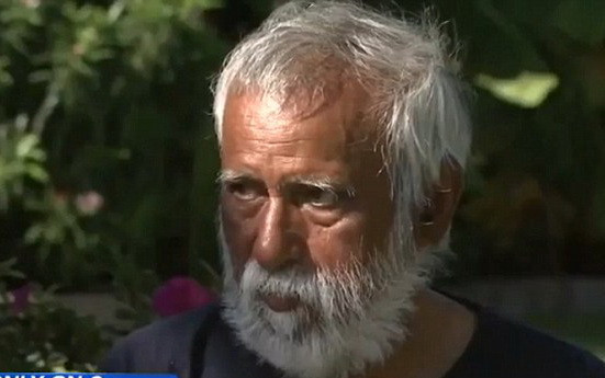 Milionarul care traieste de 6 luni pe gazonul din fata vilei sale, dupa ce sotia l-a dat afara. De ce s-au certat cei doi