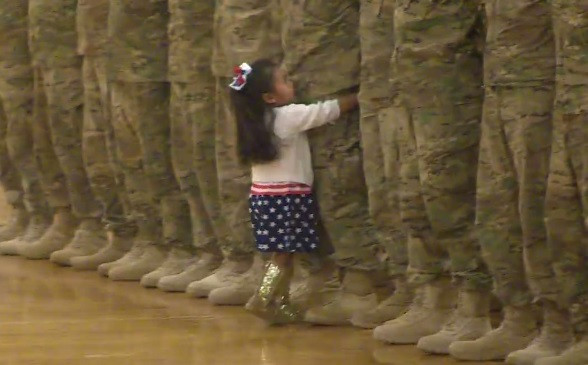 Inregistrarea VIDEO care a "topit" inimile tuturor. O fetita alearga spre tatal sau, un soldat care s-a intors acasa