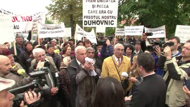 Protest la Arhiepiscopie, dupa ce un preot a fost mutat disciplinar in alta localitate. "Nu a vandut destule lumanari"