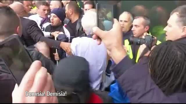 Dosar penal pentru angajatii Air France care au brutalizat doi directori ai companiei. Cum s-a ajuns la asemenea violente