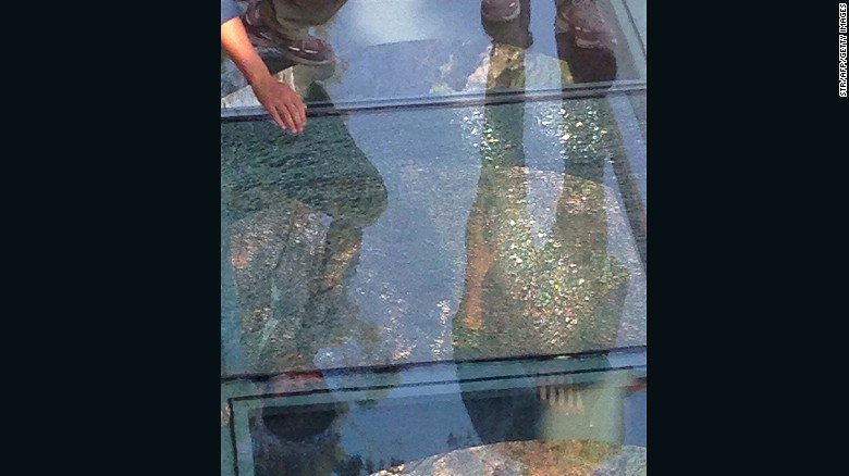 O pasarela de sticla din China s-a crapat chiar sub privirile ingrozite ale turistilor. Reactia autoritatilor chineze